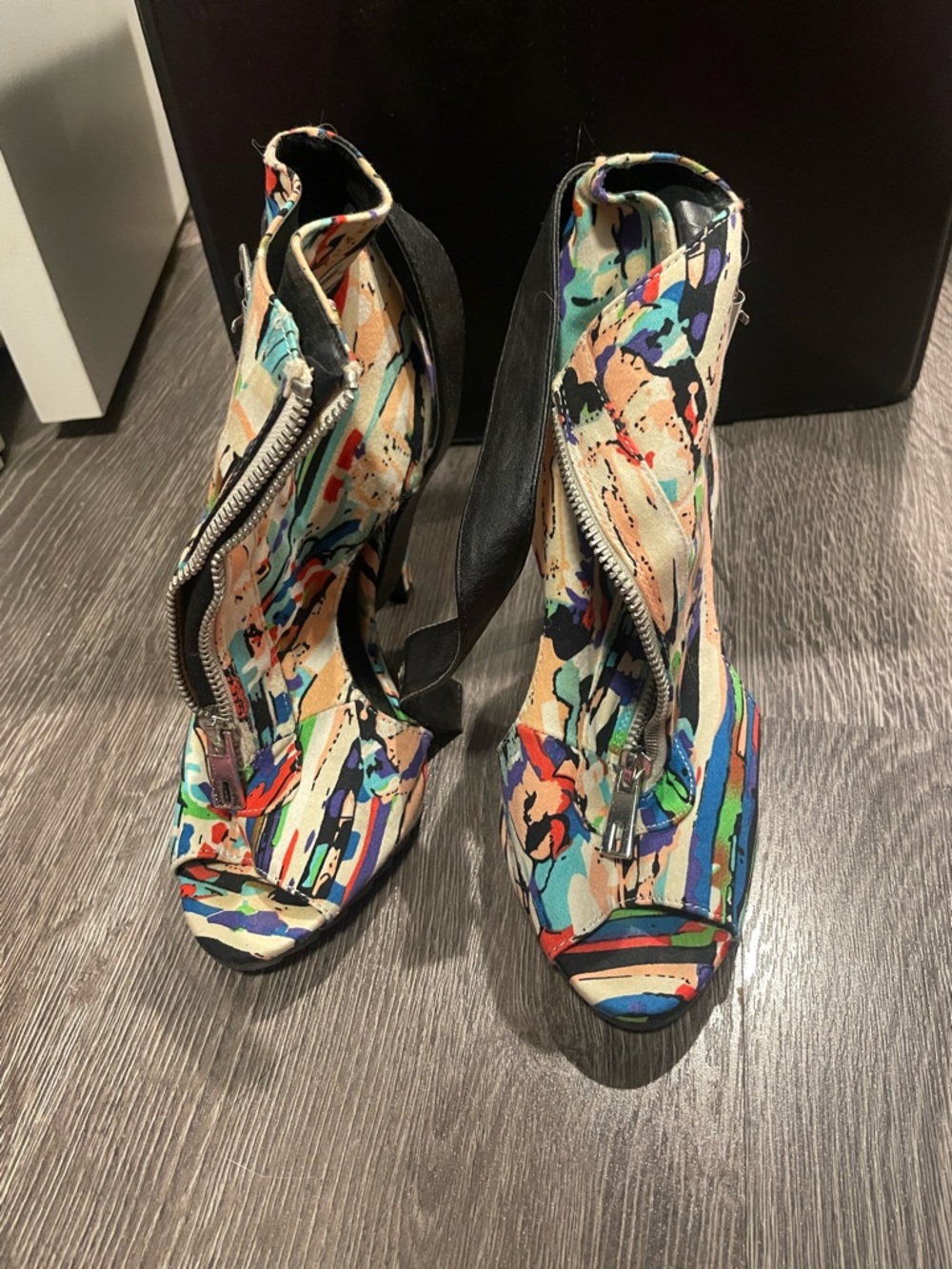 Women’s Multicolor Abstract Peep-Toe Heels with Front Zipper